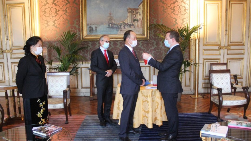 Vietnamese diplomat in Paris receives French honour